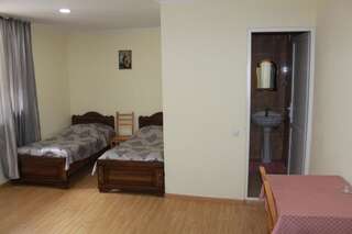 Отель Hotel on Pirosmani Chiatʼura Односпальная кровать в общем номере для мужчин и женщин-19