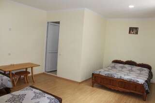 Отель Hotel on Pirosmani Chiatʼura Односпальная кровать в общем номере для мужчин и женщин-20